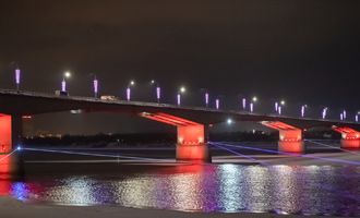 В Перми включили новую подсветку моста через Каму